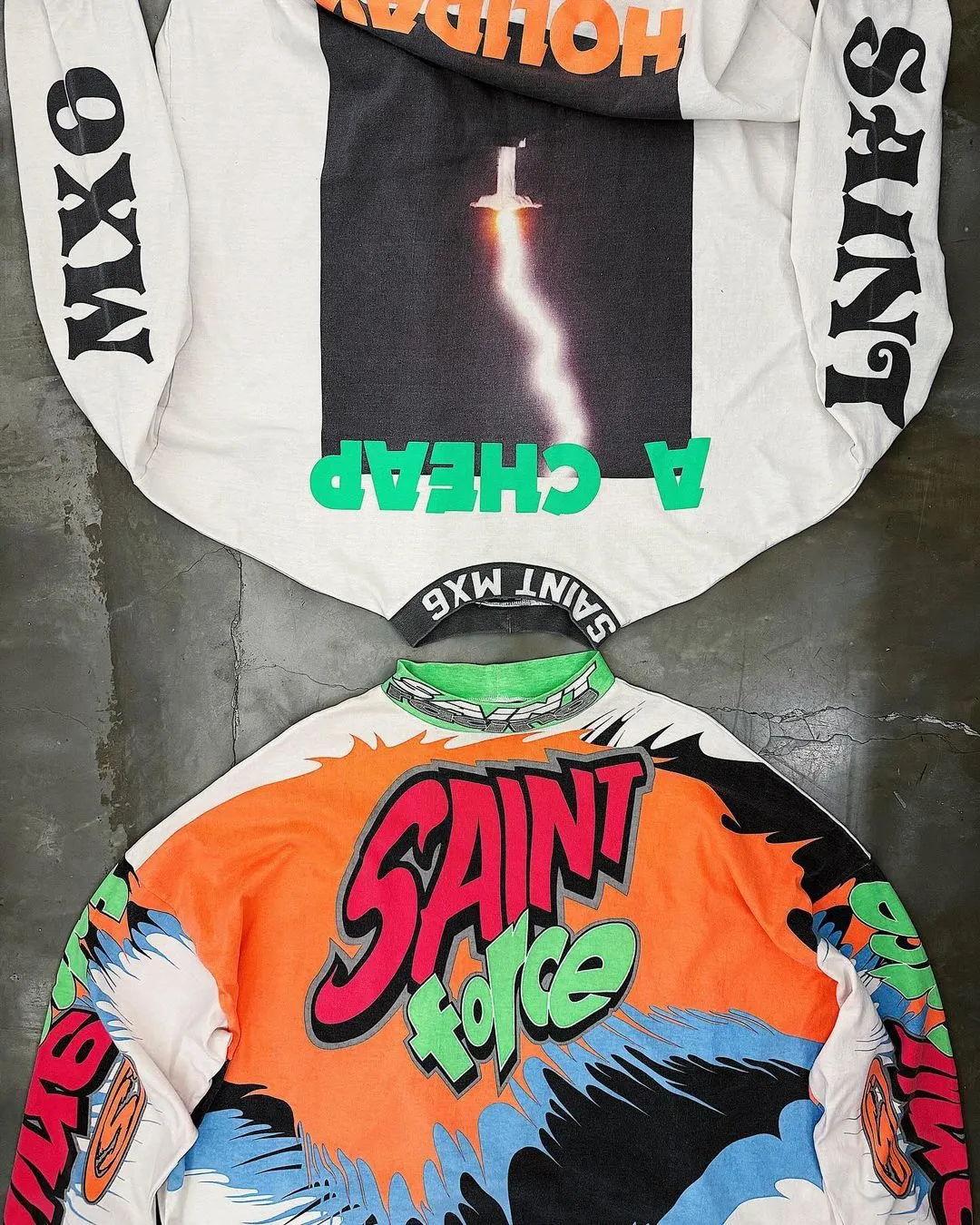 SAINT MICHAEL 24SS SAINT FORCE L/S TEE New Racing Retro Long Sleeve Off-white S-XL Front, left and right sleeves, even ribs are printed. There are more than 30 sets of samples in total. They are extremely complicated and all are oversized screen versions. Ready-made garments are washed and worn with Vintage value.